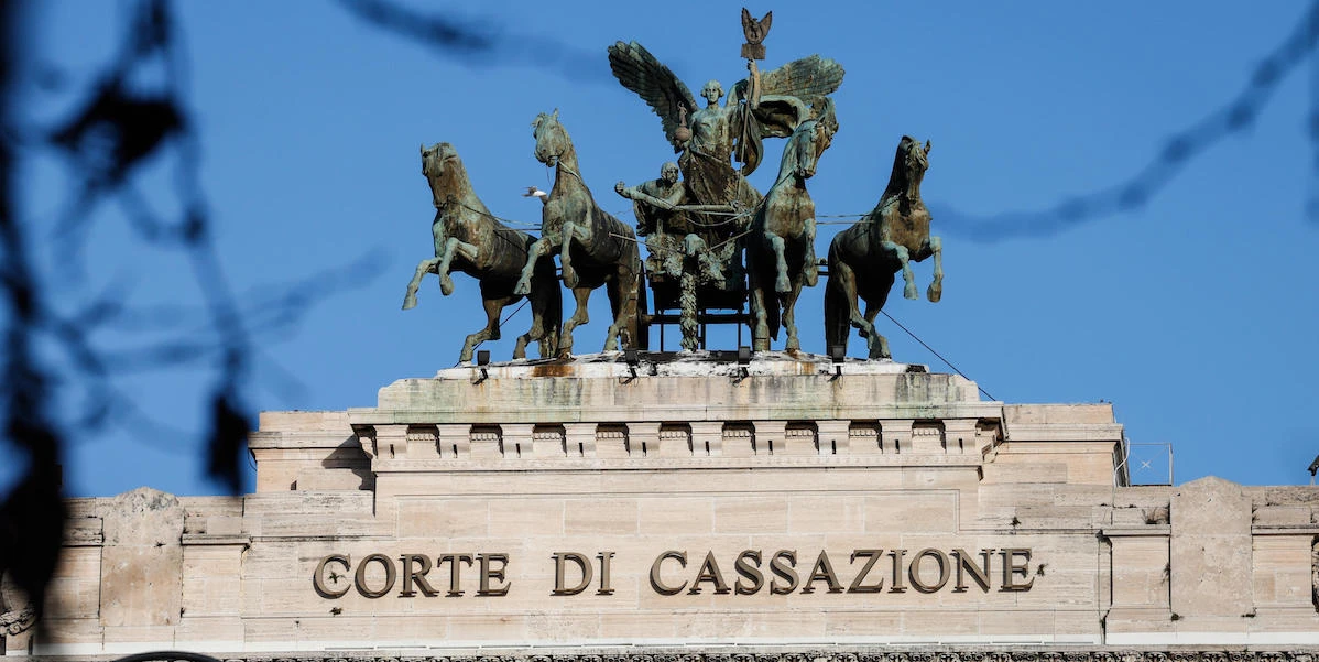 Per stabilire se ci sia stata violenza sessuale, la reazione della vittima è irrilevanteL'ha ribadito la Cassazione intervenendo sul caso di un sindacalista, assolto perché lei ci aveva messo 20-30 secondi a opporsi
