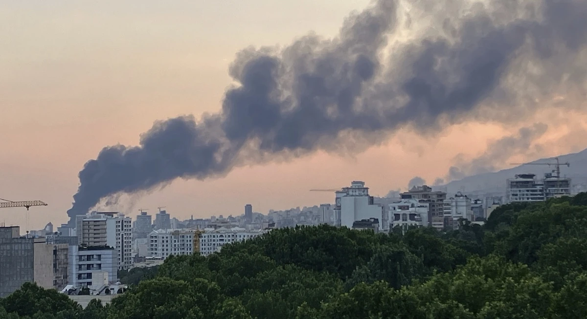 Quella tra Iran e Israele è una guerra di logoramentoEntrambi rischiano di esaurire le proprie risorse, ma un intervento degli Stati Uniti potrebbe cambiare tutto