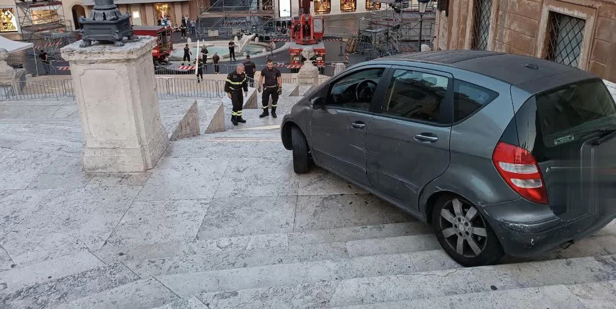 Un uomo ha percorso in auto un pezzo della scalinata di Trinità dei Monti a Roma, e non è il primo