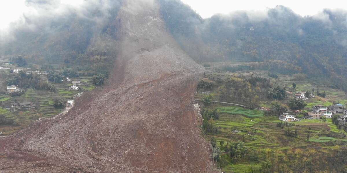 In un paese nel sudovest della Cina ci sono almeno 30 persone disperse a causa di una frana