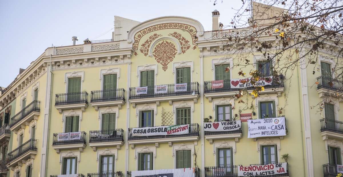 Il comune di Barcellona comprerà l’edificio simbolo della sua crisi abitativaL'acquisto di Casa Orsola, in collaborazione con una non profit, eviterà lo sfratto a decine di persone in centro città