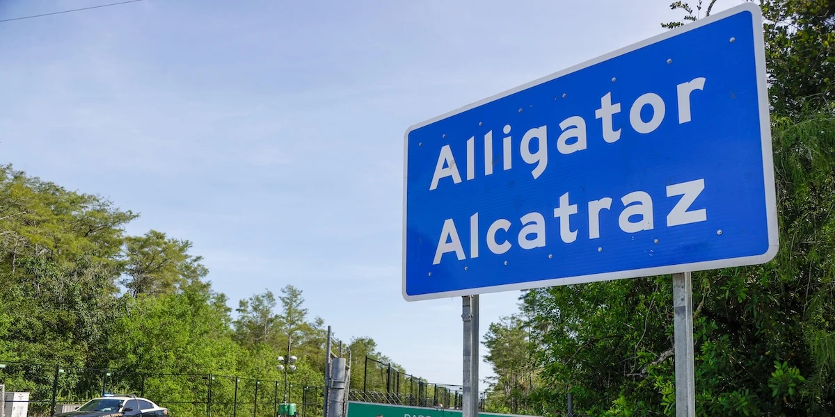 1 minuto faDue cittadini italiani negli Stati Uniti sono detenuti ad “Alligator Alcatraz”È un centro di detenzione per immigrati irregolari che devono essere espulsi, costruito in mezzo a una palude in Florida