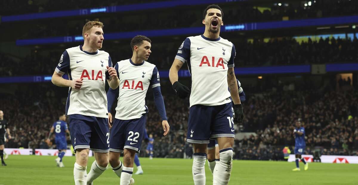 Il Tottenham non vuole più essere chiamato solo “Tottenham”La squadra inglese di calcio lo ha chiesto alle televisioni in una lettera: sta ripensando il proprio marchio in funzione del marketing, come molte altre