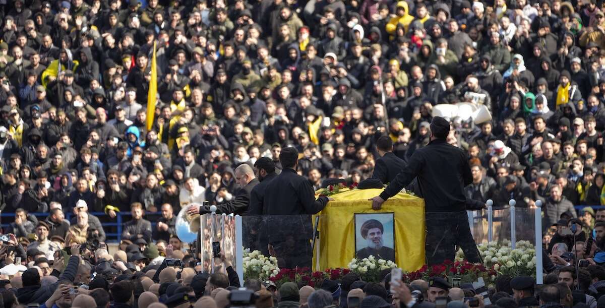 Il partecipatissimo funerale di Hassan Nasrallah, leader di HezbollahSi è svolto nello stadio di Beirut che ha 55mila posti, e a un certo punto sono passati dei jet militari israeliani a bassa quota: le foto