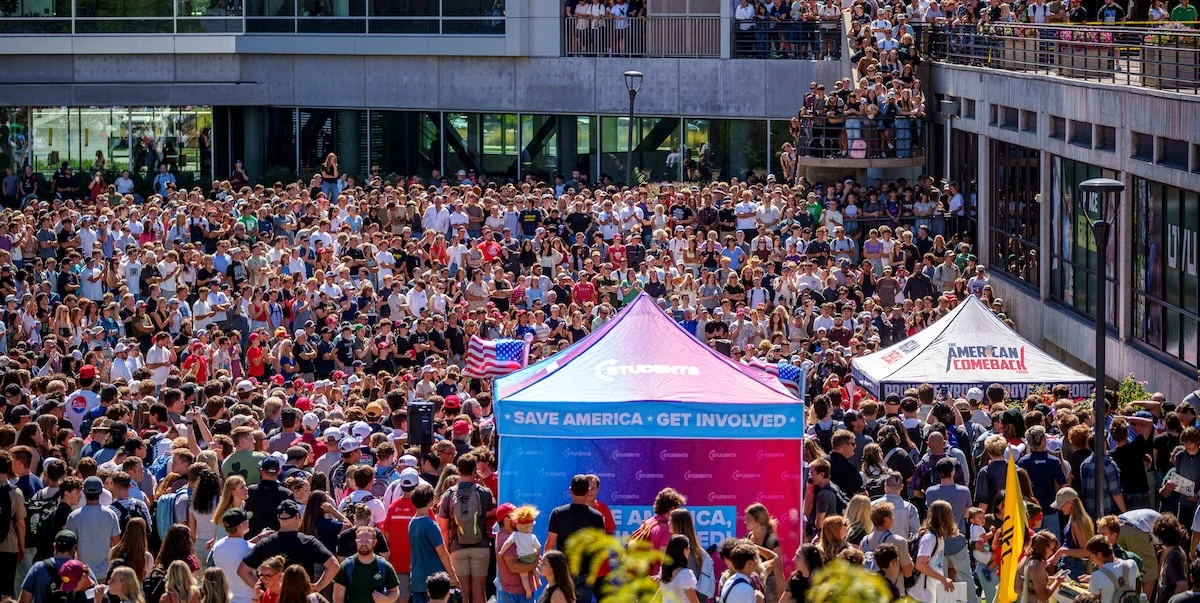 1 minuto faPer capire cosa faceva Charlie Kirk bisogna conoscere una cosa molto americanaE cioè il ruolo dei dibattiti nei college, che hanno esasperato la polarizzazione attraverso la sopraffazione dialettica