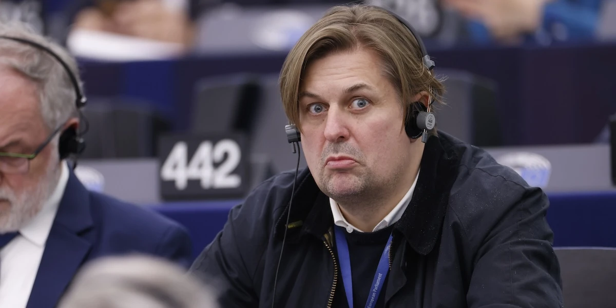 2 minuti faÈ stata revocata l’immunità parlamentare di un importante deputato di AfD accusato di corruzione, e sono stati perquisiti i suoi uffici
