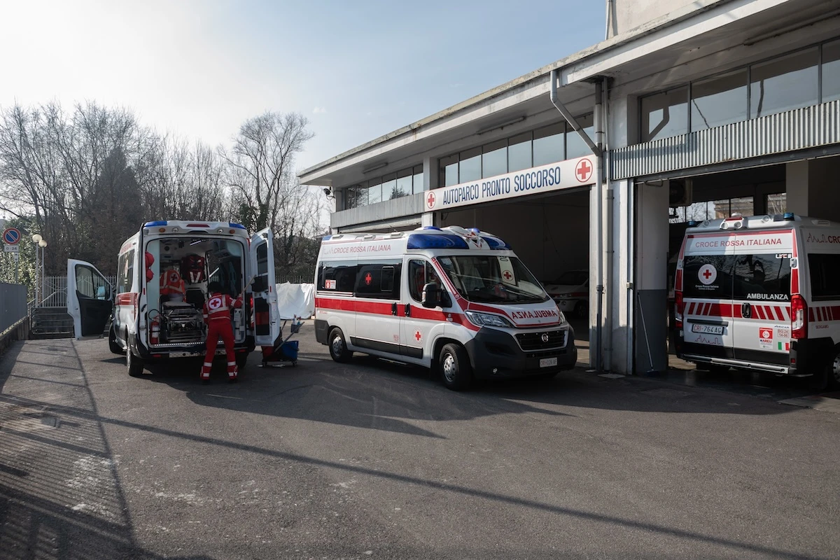 2 minuti faCosa si sa delle indagini sull’operatore della Croce Rossa accusato di aver ucciso cinque anzianiLe intercettazioni telefoniche con riferimenti espliciti alle morti hanno convinto il tribunale a mandarlo in carcere preventivamente