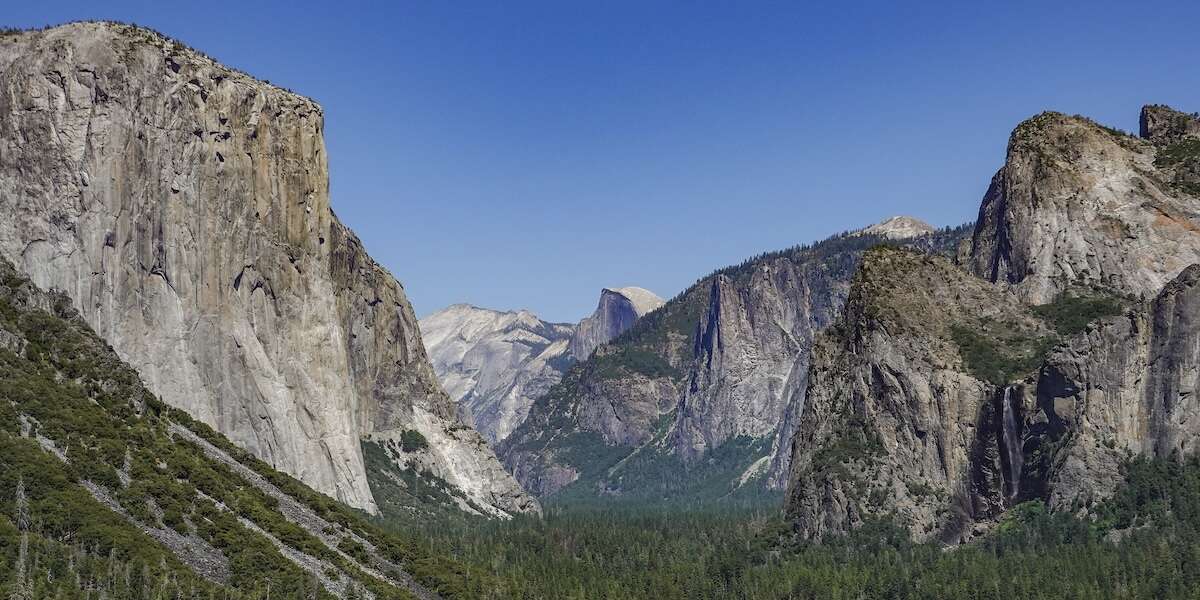 Le proteste al parco Yosemite contro i tagli alla spesa di TrumpI dipendenti hanno appeso una bandiera al contrario su una parete della montagna El Capitan, per le nuove misure che rischiano di lasciarli molto a corto di personale