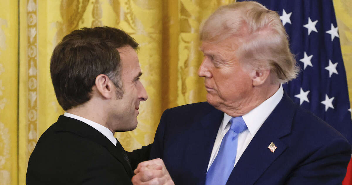 Macron ha provato a far cambiare idea a Trump sull’UcrainaDurante una visita ufficiale alla Casa Bianca ma senza riuscirci, tra strette di mano molto vigorose e battibecchi