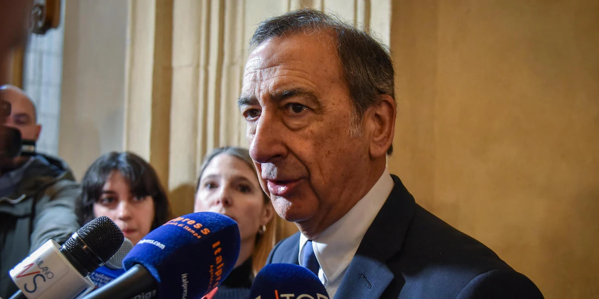 4 minuti faBeppe Sala non si è dimesso e ha difeso con forza la sua amministrazioneLo ha fatto in un discorso in consiglio comunale, il primo dopo la notizia del suo coinvolgimento nelle inchieste sull'urbanistica a Milano