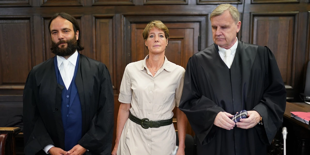 1 minuto faIl processo contro un’ereditiera tedesca accusata di aver fatto rapire i propri figliÈ in corso ad Amburgo, ed è seguitissimo per la fama della famiglia, la violenza dell'accaduto e le persone coinvolte