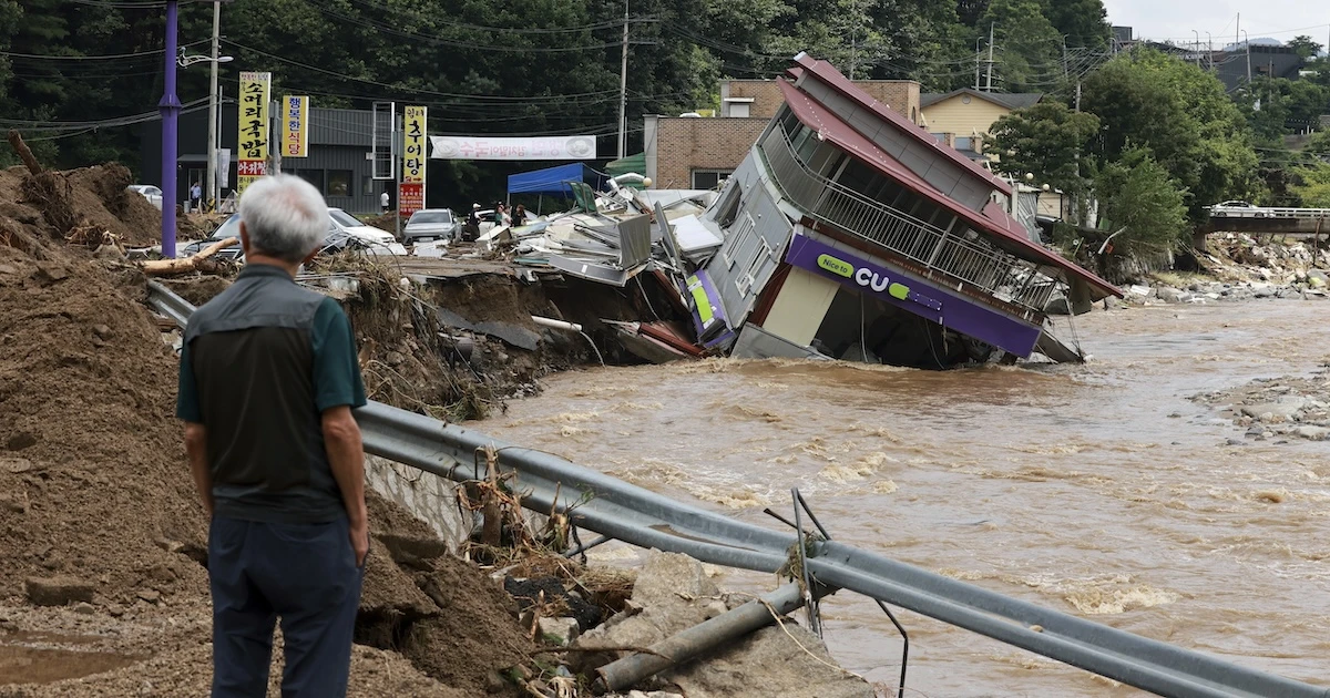 1 minuto faIn Corea del Sud almeno 18 persone sono morte a causa delle alluvioni e delle frane degli ultimi giorni