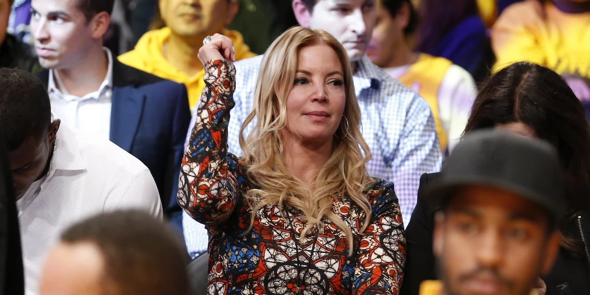 I Los Angeles Lakers saranno venduti per 10 miliardi di dollari, un record nella storia dello sport