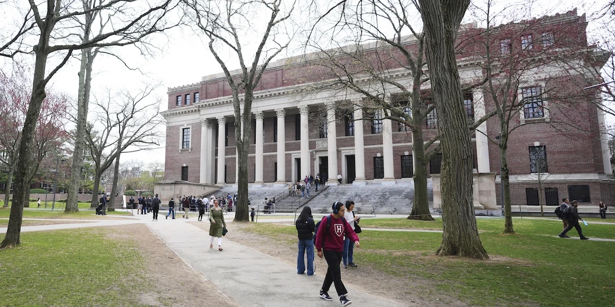 Gli Stati Uniti ripristineranno i visti per gli studenti stranieriMa faranno controlli più ampi sui loro profili social, alla ricerca di «qualsiasi segnale di ostilità» al paese