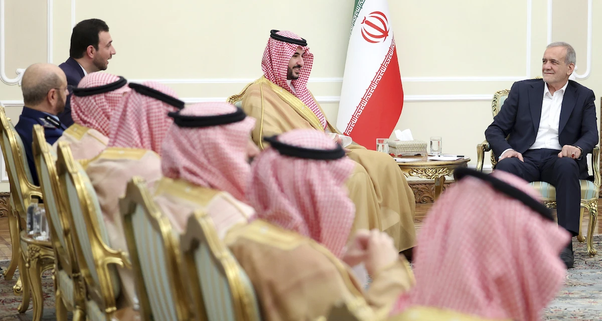 Tra Israele e Iran, i paesi arabi non vogliono stare con nessunoHanno condannato Israele ma hanno rapporti complicati con entrambi, e temono più che altro un allargamento della guerra