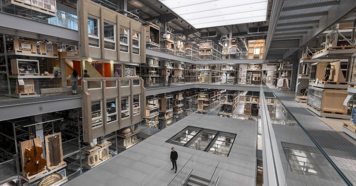 A Londra ha aperto un museo diversoÈ il deposito del Victoria and Albert Museum, un enorme spazio che espone le migliaia e migliaia di opere che di solito rimangono nascoste