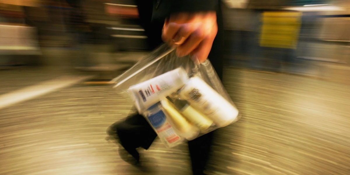 2 minuti faLe nuove regole sui liquidi per chi prende l’aereoSi possono portare fino a due litri nel bagaglio a mano, ma solo se l’aeroporto usa gli scanner di nuova generazione