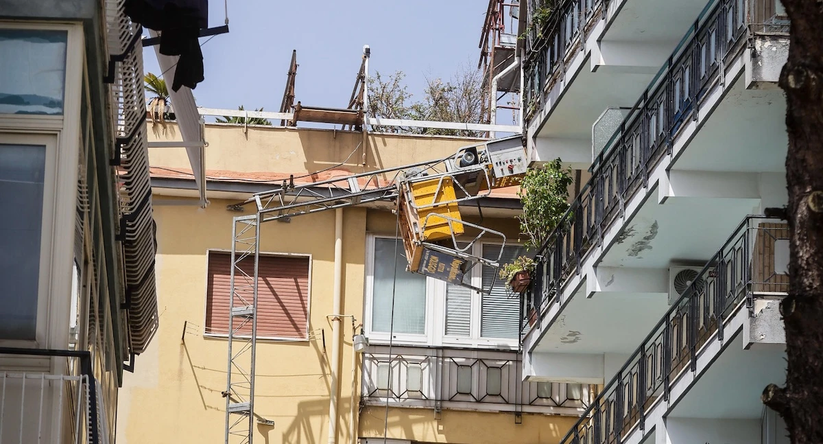 1 minuto faA Napoli si indaga sulla morte dei tre operai caduti dal montacarichiLa procura ha indagato quattro persone e vuole capire se fossero impiegati correttamente tutti i dispositivi di sicurezza