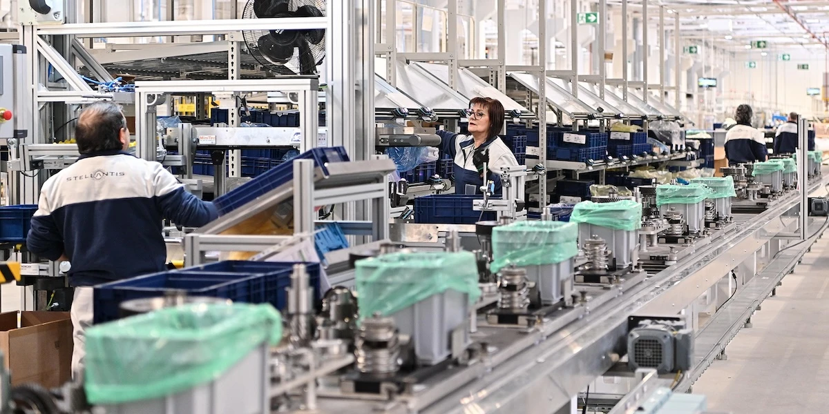 Altri 610 lavoratori di Stellantis lasceranno lo stabilimento di MirafioriL'azienda dice che il nuovo piano di licenziamenti serve a snellire l’organizzazione per avviare la produzione della 500 ibrida