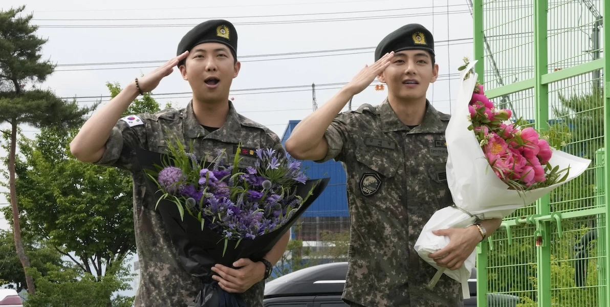 Altri due cantanti della band sudcoreana BTS hanno finito il servizio militare, e si fa più vicino il ritorno del gruppo