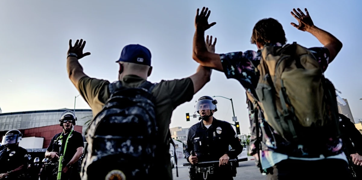 Trump ha inviato 700 marines a Los Angeles, dopo quattro giorni di protesteCon una decisione del tutto sproporzionata che rischia di alimentare gli scontri