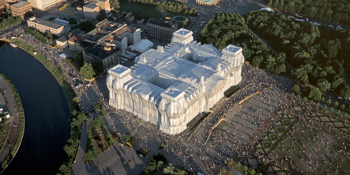 Trent’anni fa Christo e Jeanne-Claude impacchettarono il ReichstagPer due settimane la sede del parlamento tedesco fu interamente ricoperta da un tessuto argentato, in un'opera iconica che inevitabilmente coinvolse anche la politica