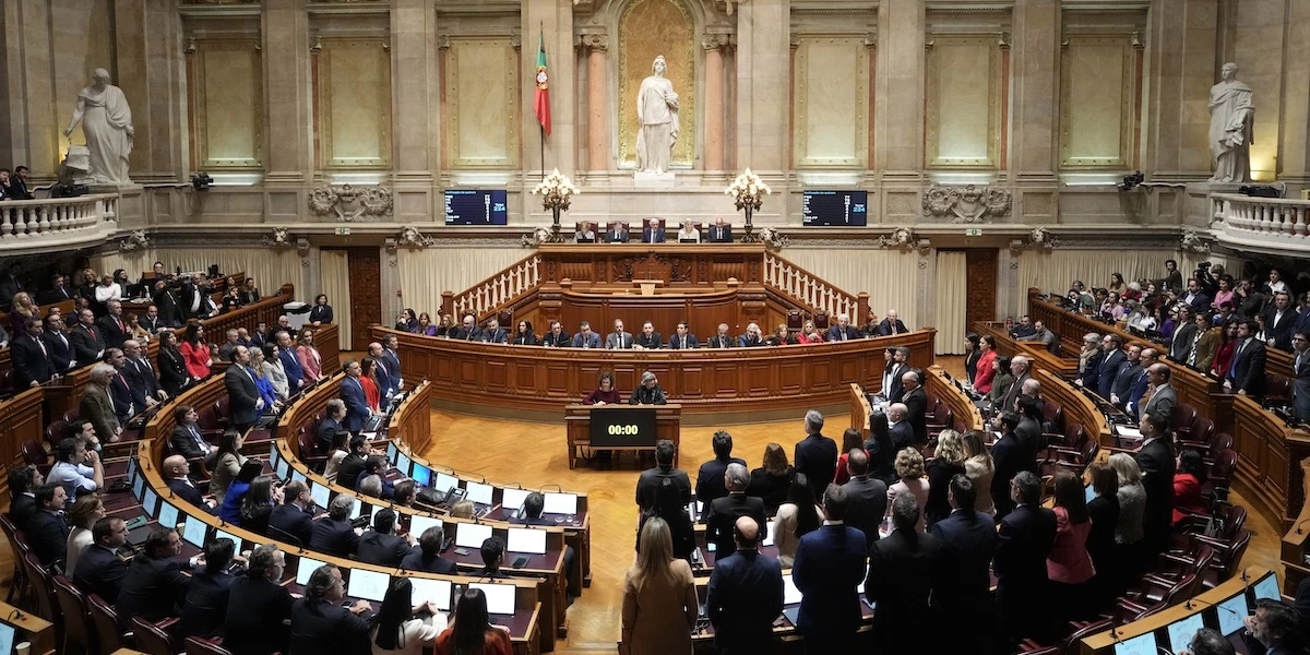 pochi secondi faIl parlamento portoghese ha approvato una legge che vieta di indossare il burqa nella maggior parte dei luoghi pubblici