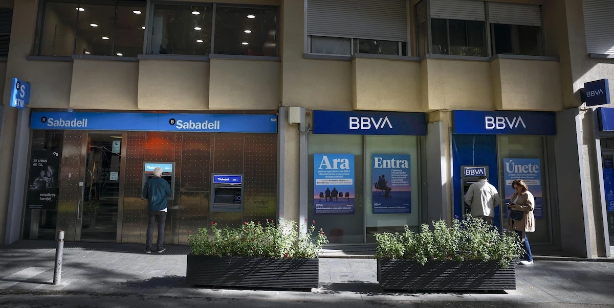 5 minuti faLa grande banca spagnola BBVA non è riuscita a comprare Sabadell, di nuovoPer la seconda volta la banca catalana è riuscita a rimanere indipendente, grazie all’appoggio della politica e a una campagna pubblicitaria ostile