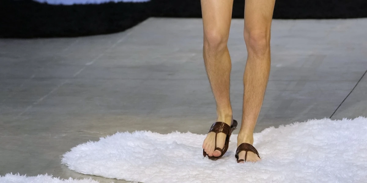 Prada è stata accusata di aver copiato i tipici sandali indianiQuelli visti nella sua ultima sfilata sono molto simili ai chappal prodotti nell'ovest dell'India, dove è nato un caso