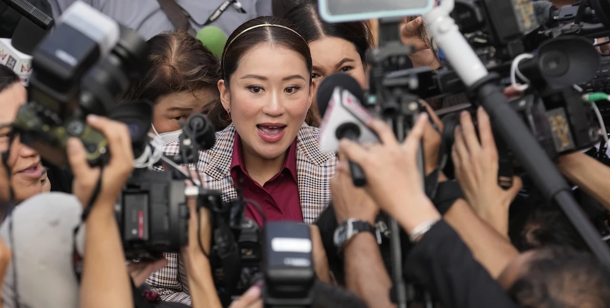 La Corte Costituzionale thailandese ha sospeso la prima ministraPaetongtarn Shinawatra, per una telefonata molto deferente che ha avuto con un ex primo ministro della Cambogia nel mezzo di una disputa territoriale tra i due paesi