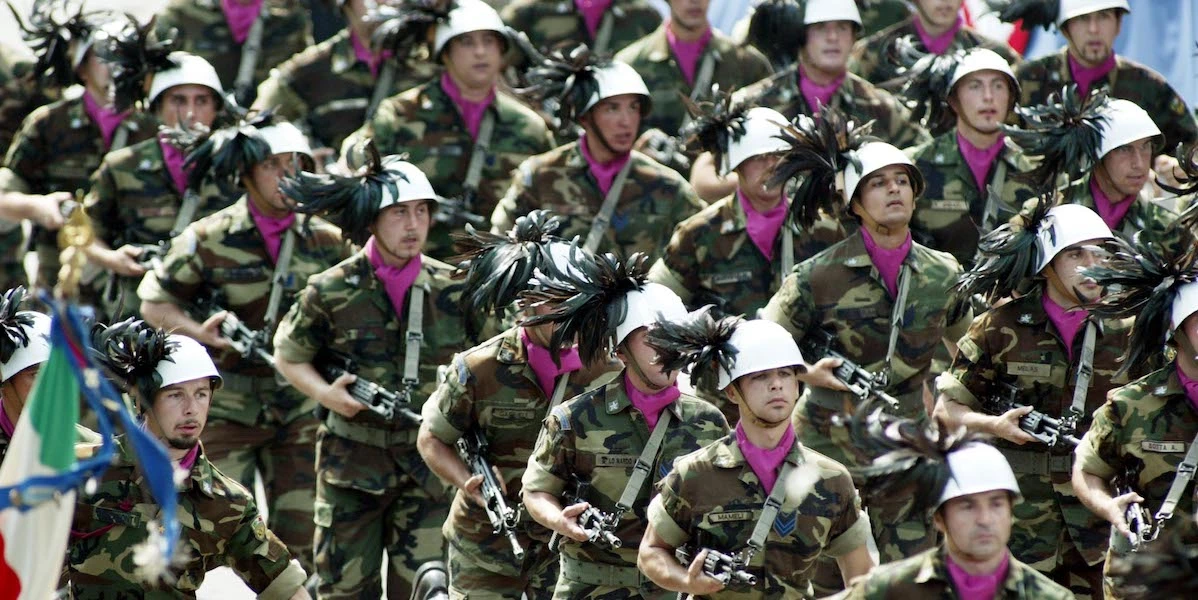 Vent’anni fa in Italia finì il servizio militare obbligatorioCon l'ultimo atto di un percorso iniziato qualche anno prima e che coinvolse tre governi, in uno dei quali il ministro della Difesa lo faceva Mattarella