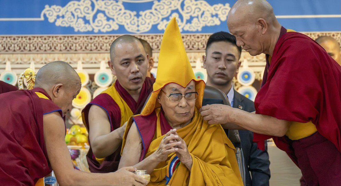 pochi secondi faUna vita da Dalai Lama, quasi tutta in esilioLa massima autorità spirituale del buddismo tibetano compie 90 anni, 88 dei quali passati a fare lo stesso lavoro