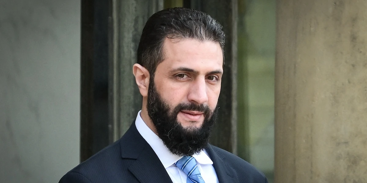 1 minuto faLa Gran Bretagna ha rimosso il gruppo armato siriano Hayat Tahrir al Sham dall’elenco delle organizzazioni terroristiche