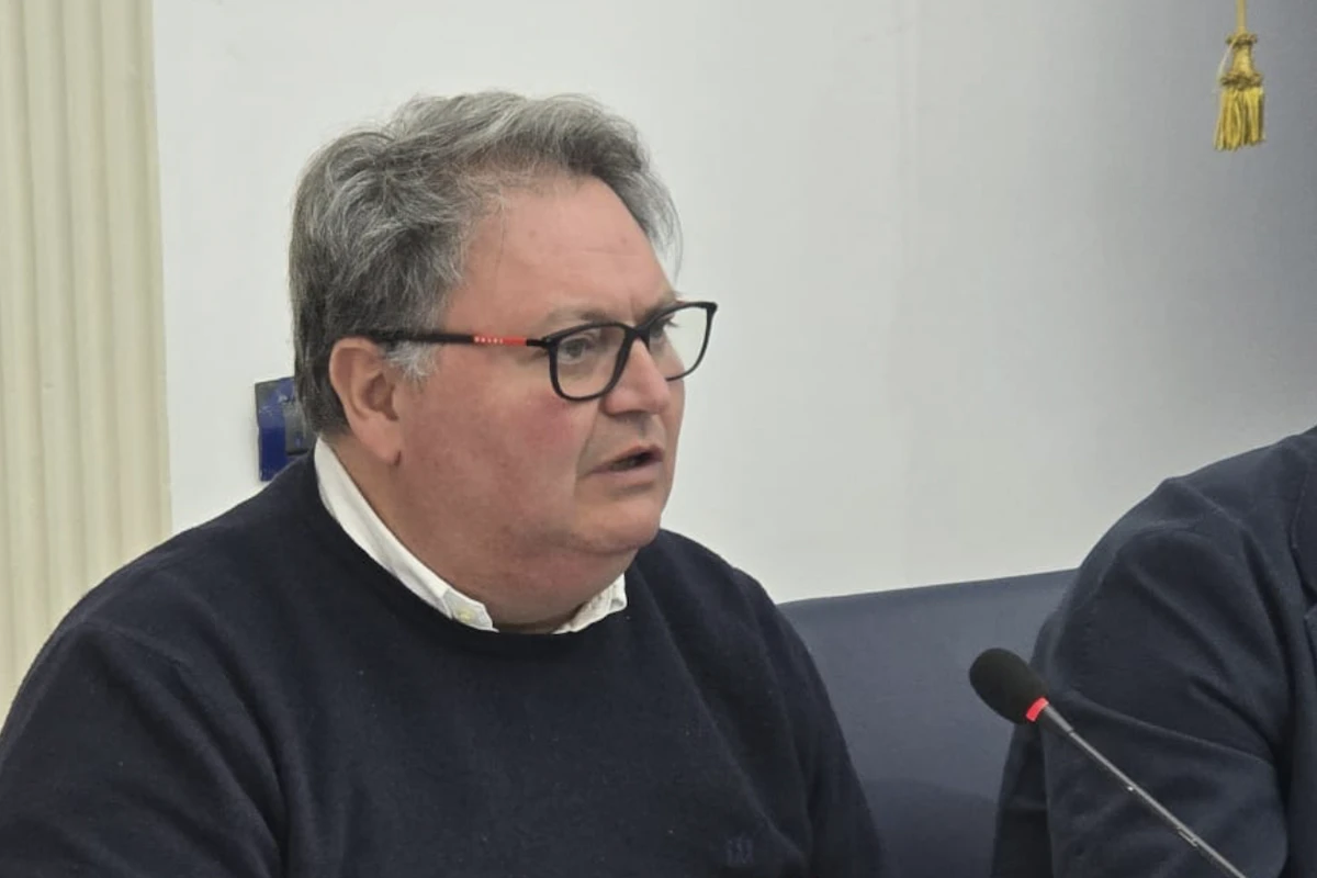 2 minuti faIl sindaco di Torre Annunziata, Corrado Cuccurullo, ha presentato le dimissioni a causa delle critiche del procuratore Nunzio Fragliasso