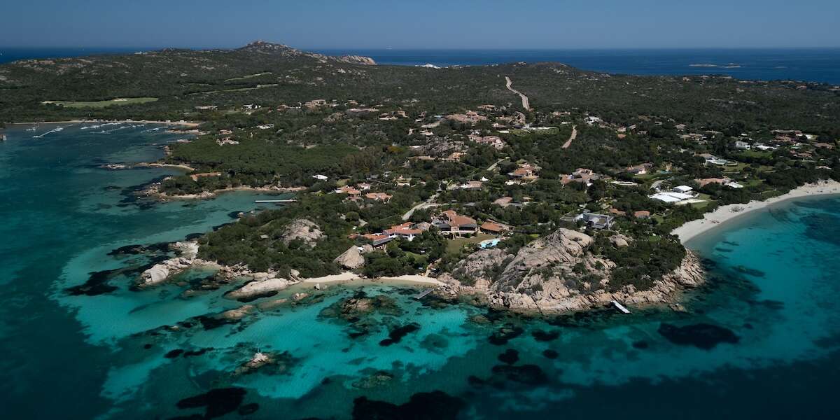 L’invenzione della Costa SmeraldaCome l'Aga Khan trasformò quel tratto di costa della Sardegna in una delle località turistiche di lusso più rinomate al mondo