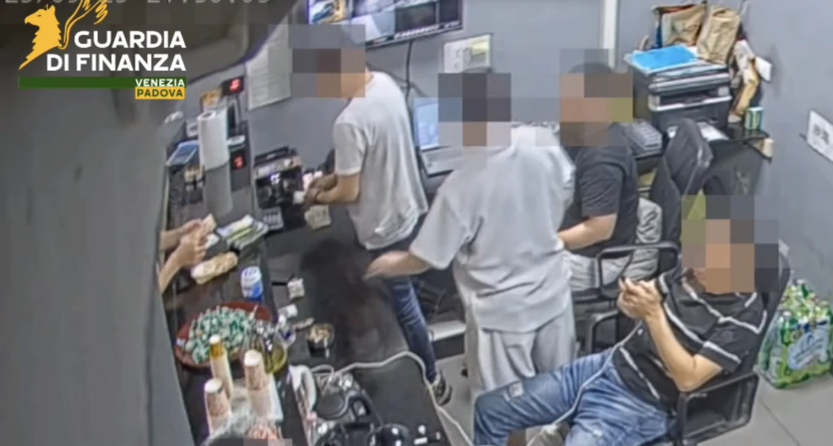 2 minuti faA Padova è stata scoperta una banca clandestinaEra ricavata dietro a un ristorante cinese, aveva telecamere di sorveglianza e pure una sorta di commercialista: 12 persone sono state arrestate