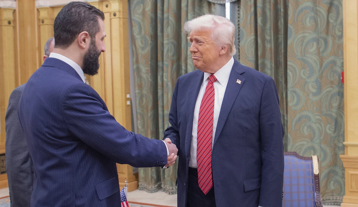 La storia incredibile di questa stretta di manoSei mesi fa Ahmed al Sharaa era un terrorista ricercato, e ora incontra Donald Trump da presidente della Siria
