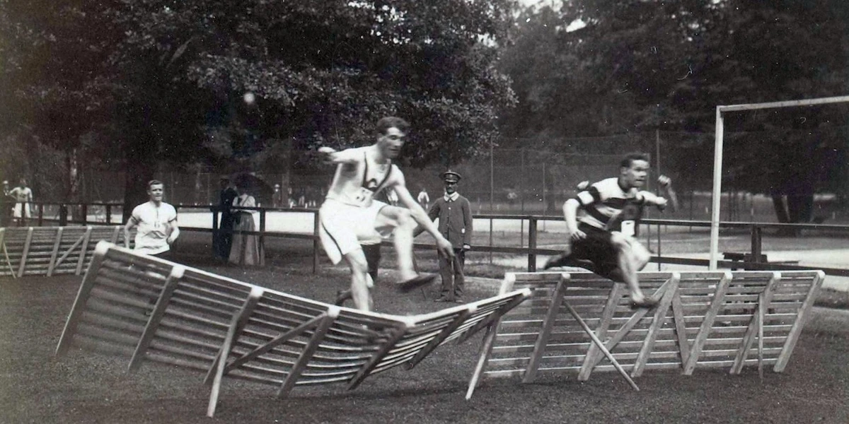 Le Olimpiadi che non sapevano di esserloA Parigi 1900 non ci furono cerimonie, spesso non si assegnarono medaglie e molte gare in seguito furono ritenute troppo strambe per rientrare fra gli eventi olimpici
