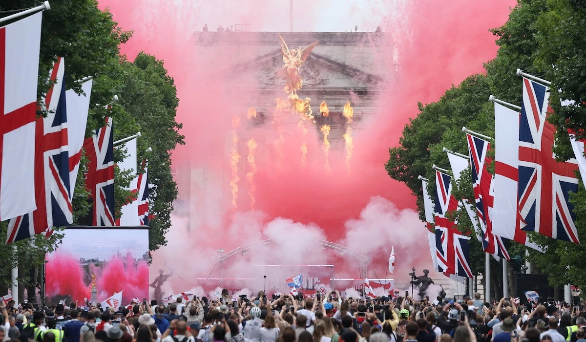 2 minuti faLe foto della parata per la vittoria dell’Inghilterra agli Europei femminili di calcioLa squadra ha attraversato la città su un autobus scoperto arrivando a Buckingham Palace: c'erano decine di migliaia di persone