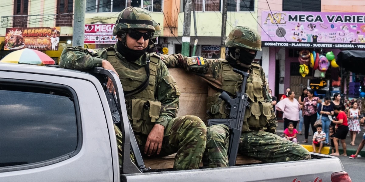pochi secondi faUn gruppo di uomini ha ucciso a colpi d’arma da fuoco 17 persone in un bar in Ecuador