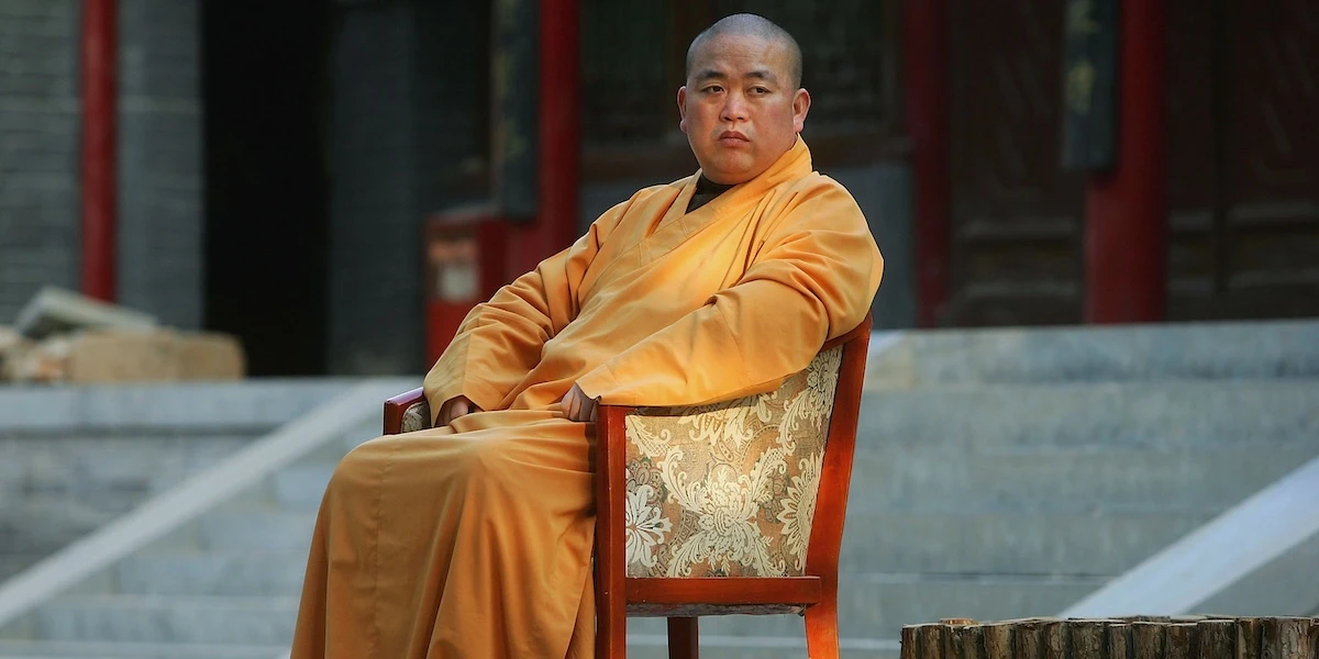 pochi secondi faIl monaco a capo del più famoso tempio buddista cinese è nei guaiShi Yongxin, che ha reso Shaolin un'attrazione turistica e un marchio, è accusato di appropriazione indebita di aver avuto rapporti con varie donne