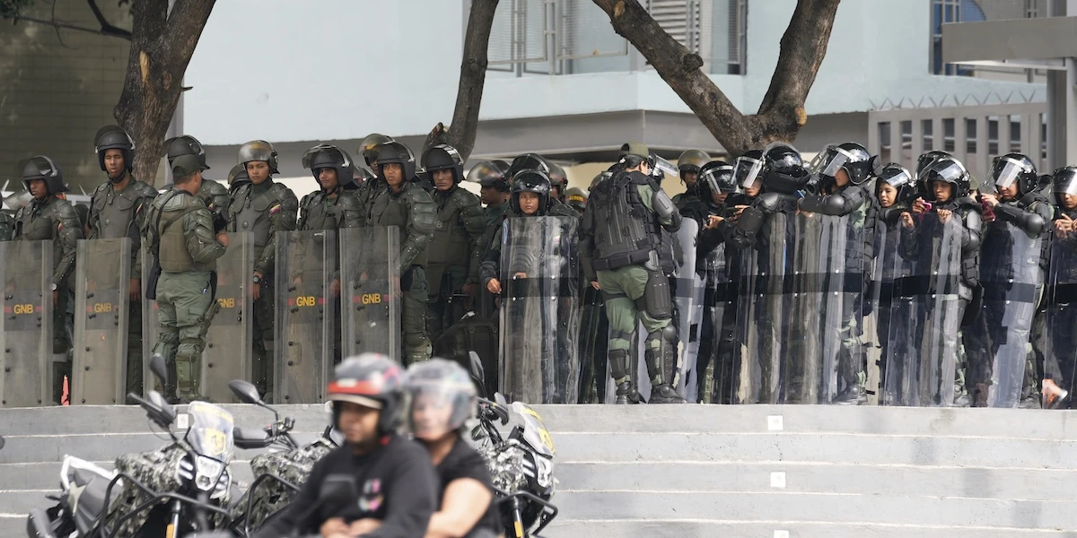 1 minuto faAlberto Trentini non è l’unico italiano detenuto pretestuosamente in VenezuelaAl Post ne risultano almeno altri 16, ma il suo caso resta unico: ora una nuova nomina al ministero degli Esteri potrebbe smuovere le cose