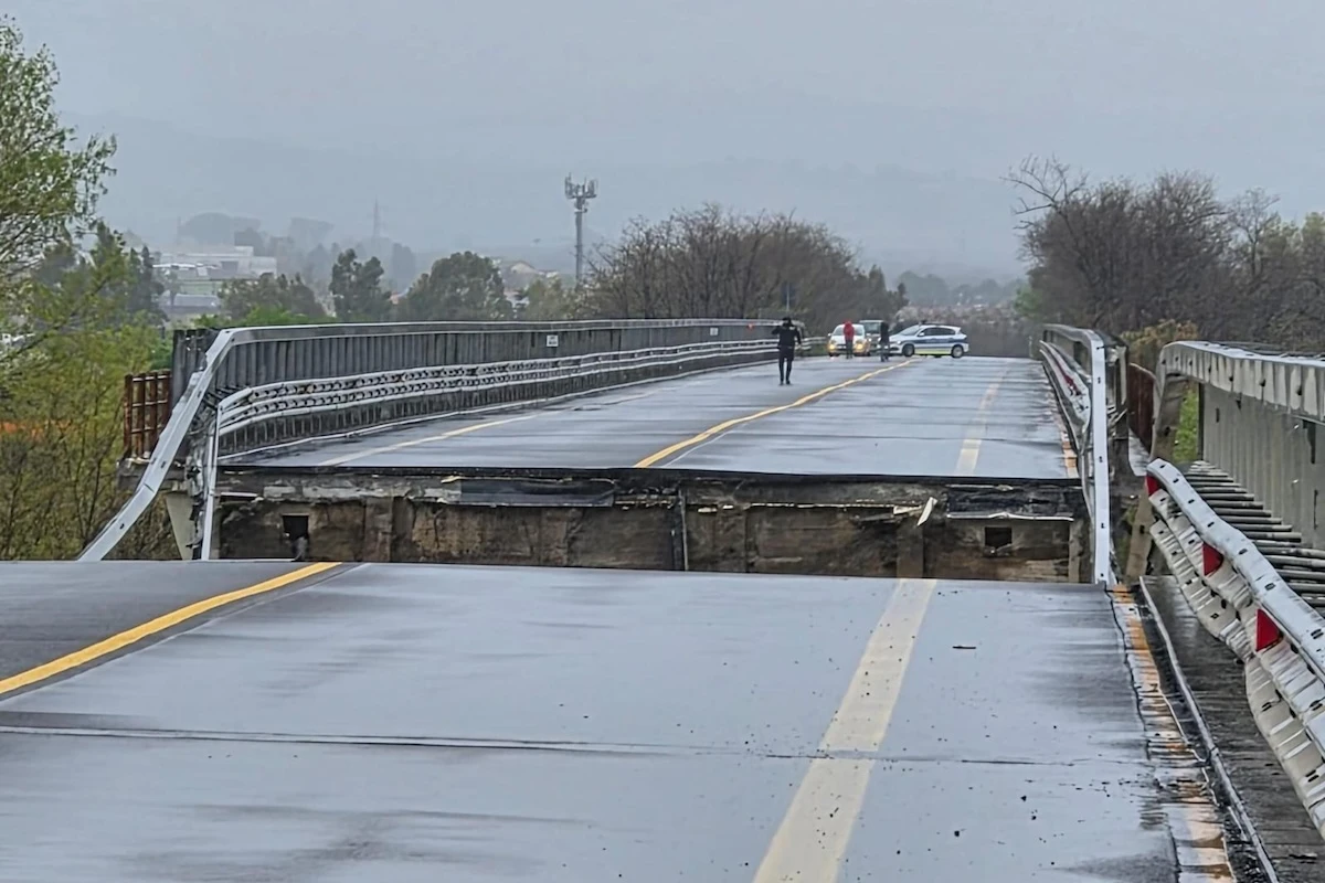 1 minuto faUn uomo risulta disperso nel crollo del ponte tra Abruzzo e MoliseLa pioggia intensa degli ultimi tre giorni ha causato allagamenti, frane, evacuazioni e molti danni in varie zone del centro Italia