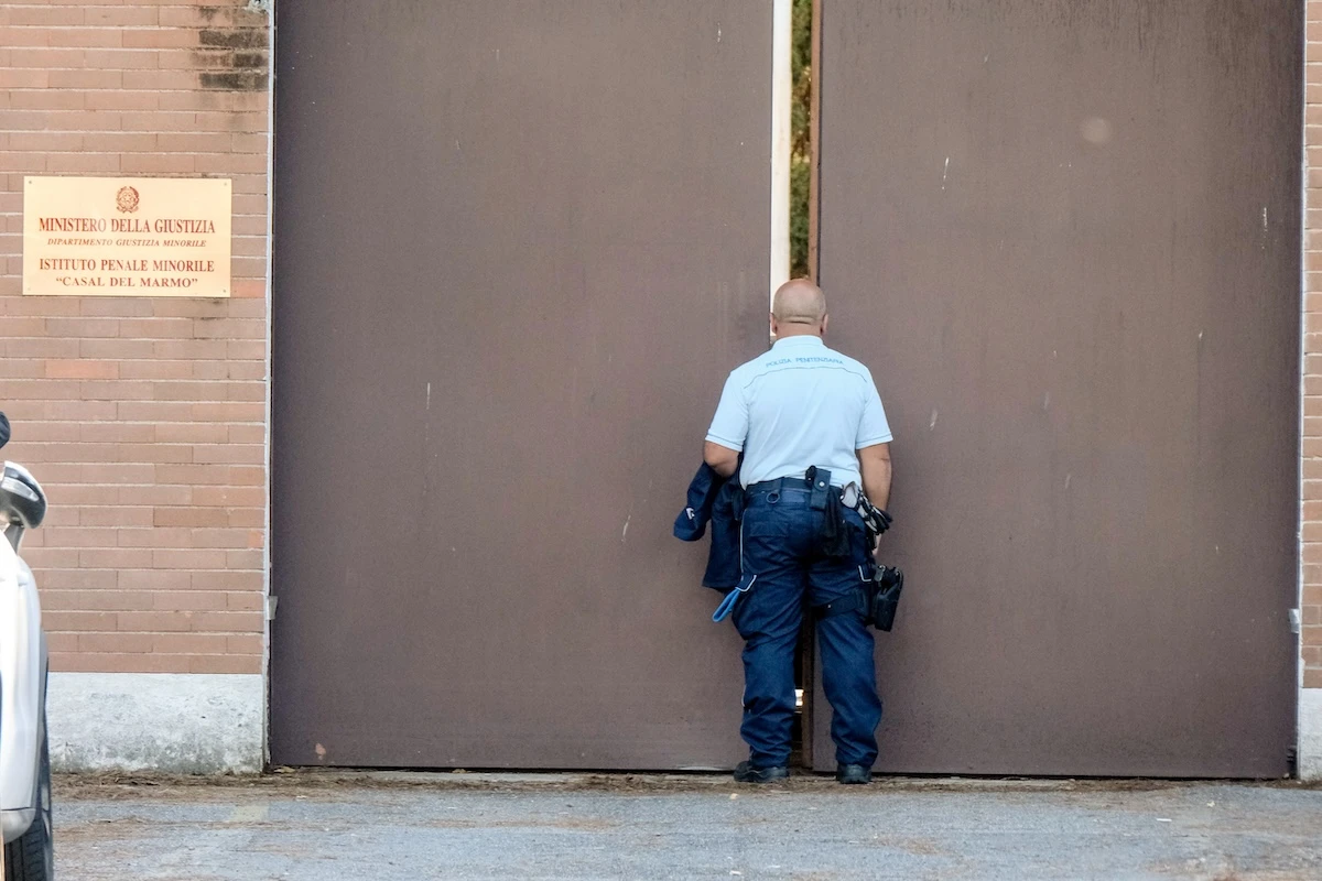 3 minuti faOra anche in carcere ci sono gli agenti infiltratiCon l'ultimo “decreto sicurezza” il governo ha esteso per la prima volta le operazioni sotto copertura anche alla polizia penitenziaria