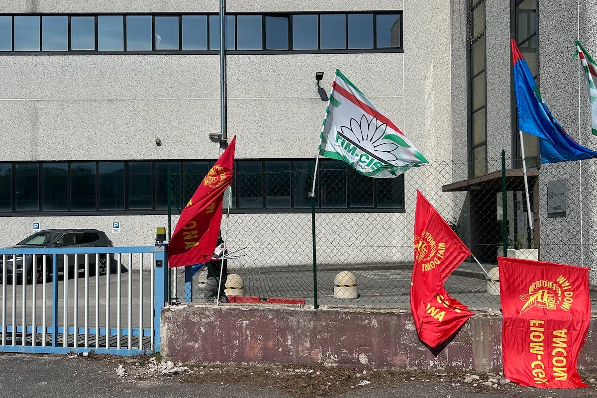 pochi secondi faLa crisi di Electrolux vista dai lavoratoriSecondo i racconti di chi verrà licenziato dall'impianto di Cerreto d'Esi (Ancona), tutto è partito da una cappa da cucina di alta gamma