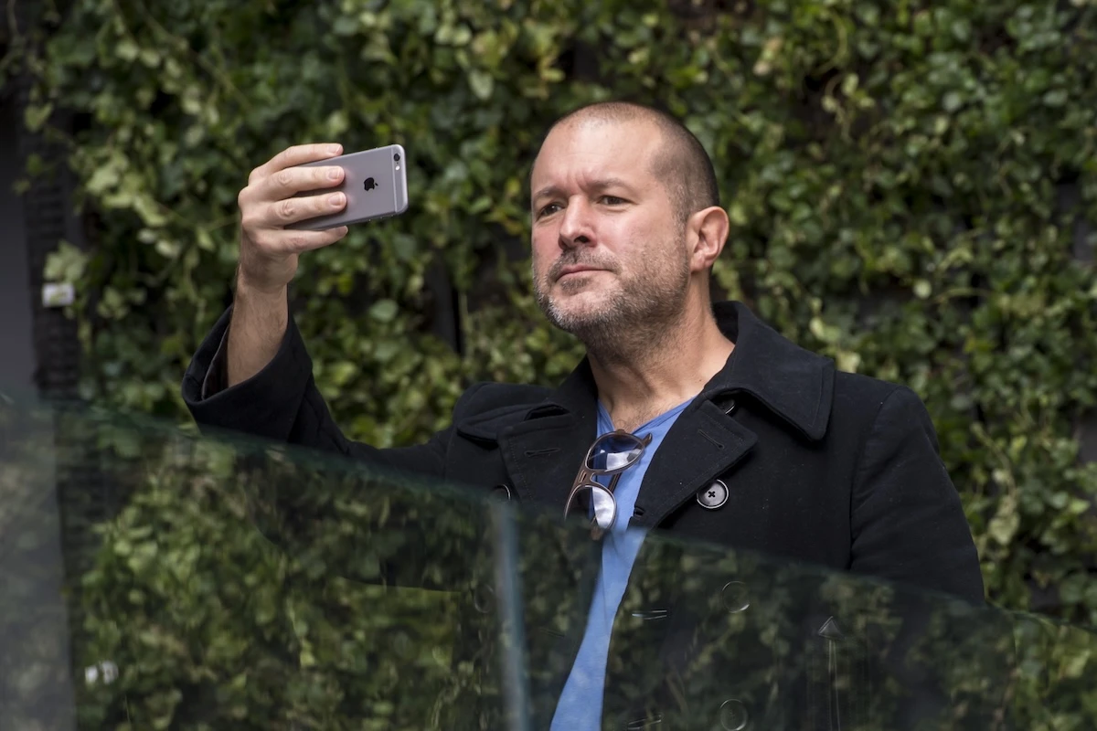1 minuto faAncora il designer più richiesto in circolazioneDopo aver ideato i prodotti di maggior successo di Apple, Jony Ive continua a far parlare di sé per la Ferrari elettrica e i progetti misteriosi con OpenAI