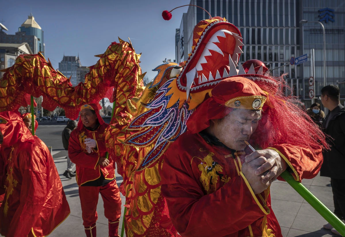 pochi secondi faIn Cina si fuma tantissimoPiù di un terzo di tutte le sigarette al mondo, e il consumo continua ad aumentare, per ragioni culturali ma soprattutto economiche