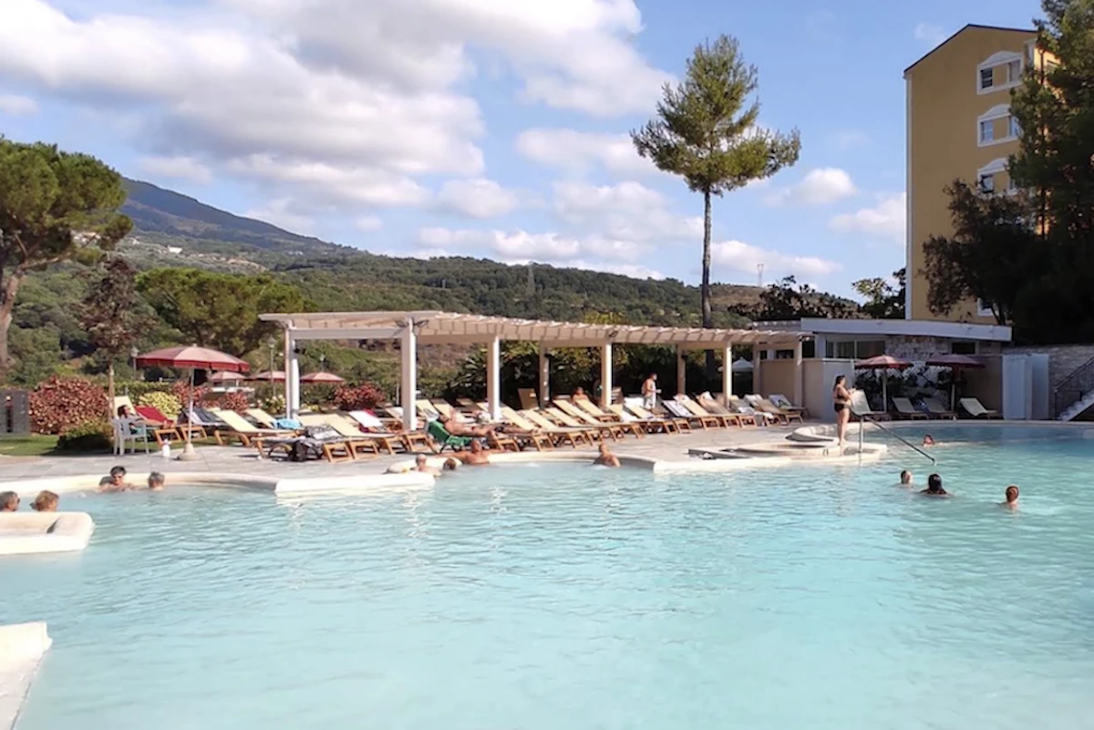 3 minuti faLe indagini sulla morte del bambino rimasto incastrato in una piscina, vicino a LatinaCome in un caso simile avvenuto dieci giorni fa, mancava la griglia che copre il bocchettone di aspirazione dell'acqua