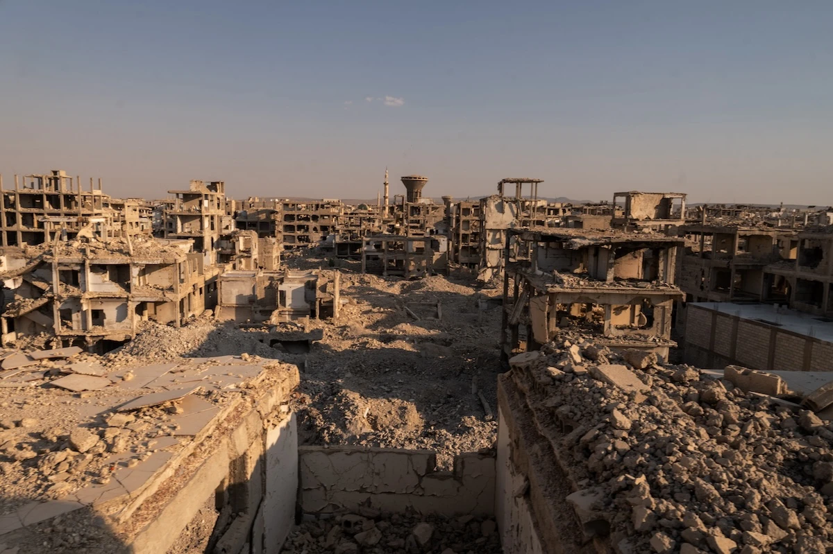 pochi secondi faIl campo palestinese di Yarmouk, undici anni dopoNel 2014 diventò virale la foto di migliaia di persone assediate dalle forze di Assad e stremate in attesa di ricevere cibo: oggi in quel posto ci sono solo rovine