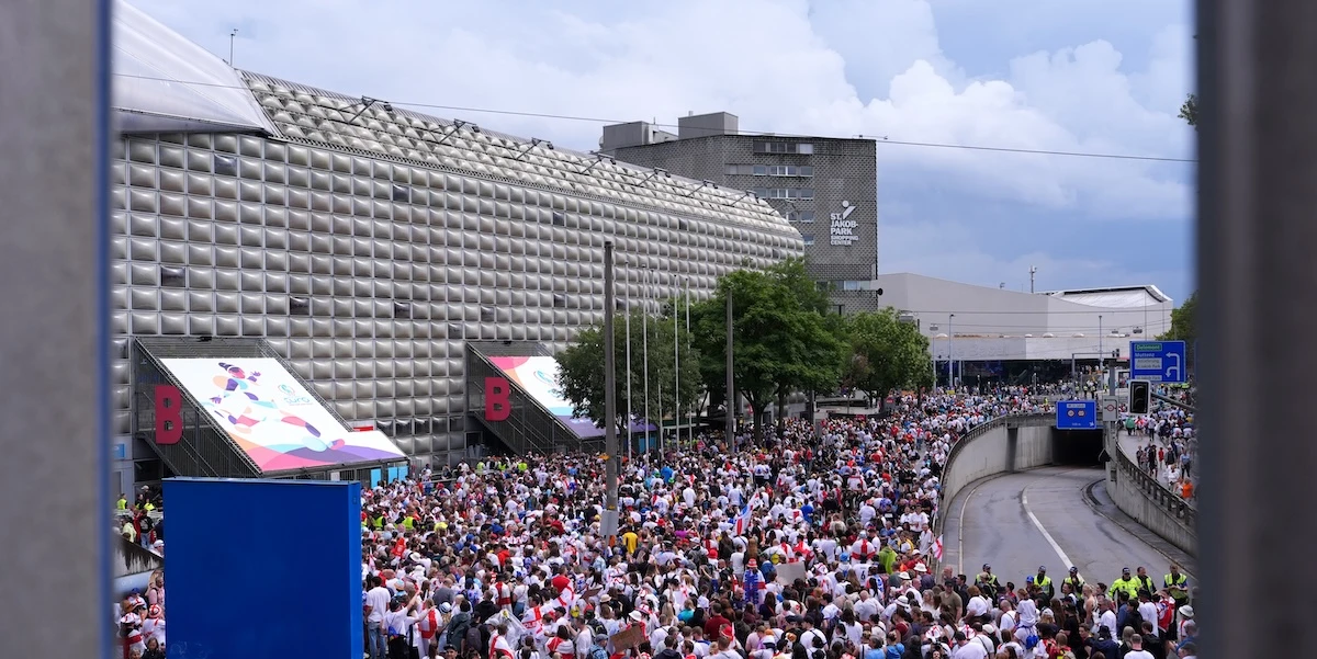 1 minuto faGli Europei femminili sono andati molto bene, dentro e fuori gli stadiLa maggior parte delle partite ha fatto il tutto esaurito, e anche in televisione i numeri sono stati ottimi